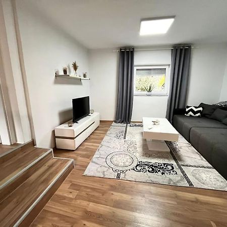 Ab Apartment Moderne Zweizimmerwohnung วิลลาค ภายนอก รูปภาพ