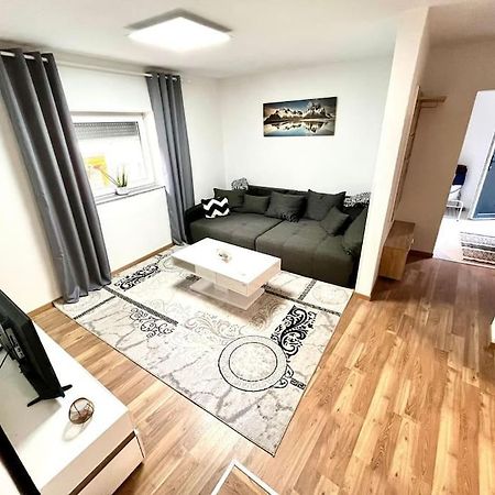 Ab Apartment Moderne Zweizimmerwohnung วิลลาค ภายนอก รูปภาพ