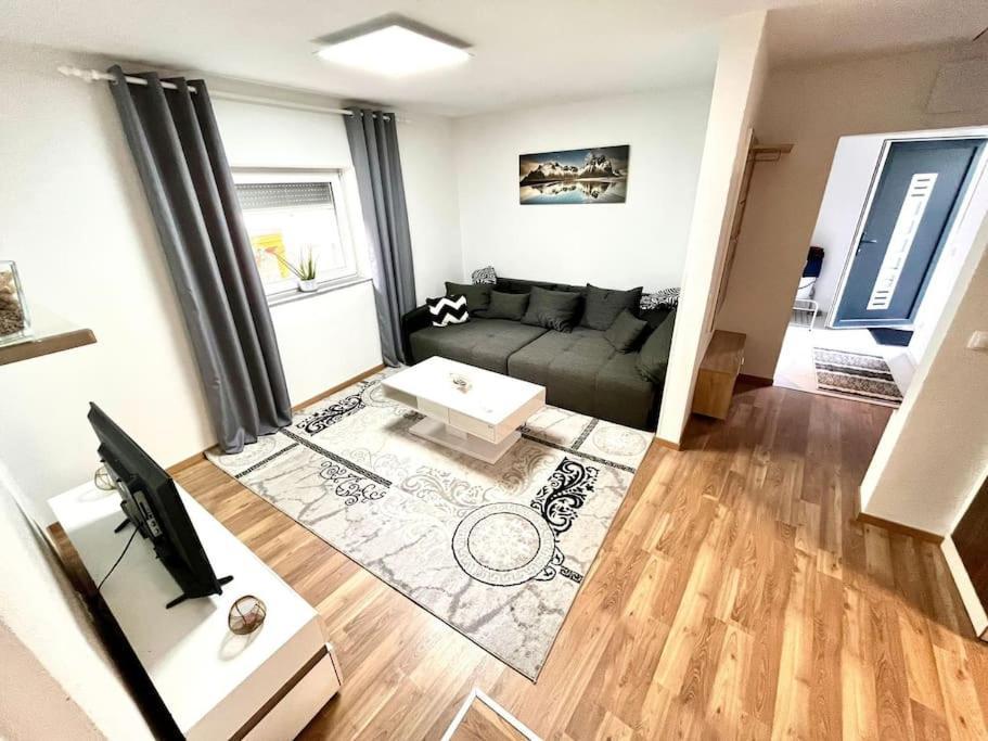 Ab Apartment Moderne Zweizimmerwohnung วิลลาค ภายนอก รูปภาพ